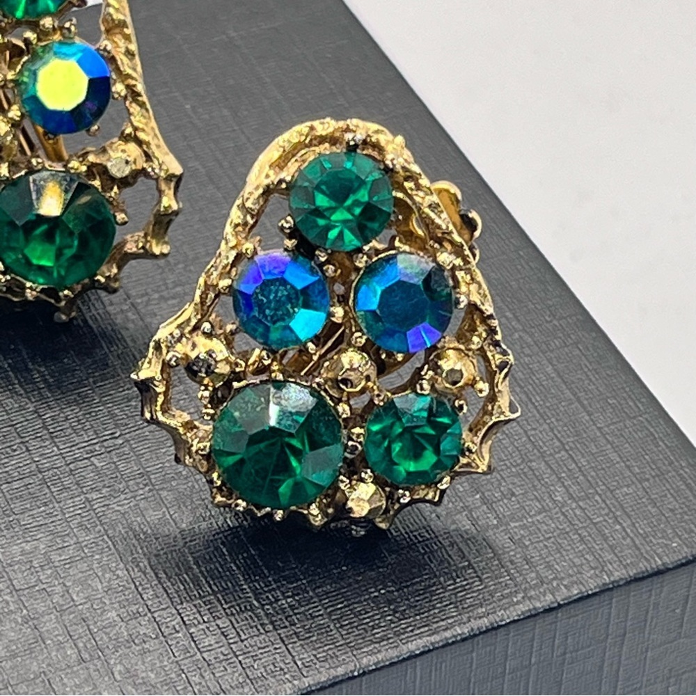 VTG 1960's Glass Crystals Gold Costume Earrings Clip-On Peacock Blue Green 1" - Picture 2 of 6